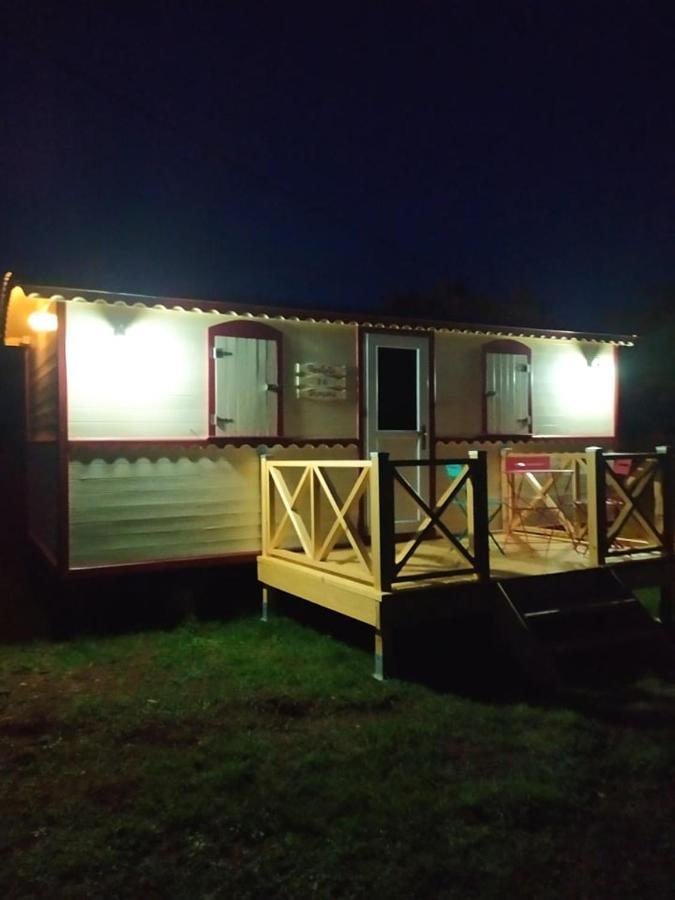 La Roulotte De Francine Guest House Chazeuil Екстериор снимка