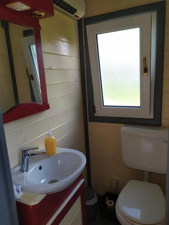 La Roulotte De Francine Guest House Chazeuil Екстериор снимка