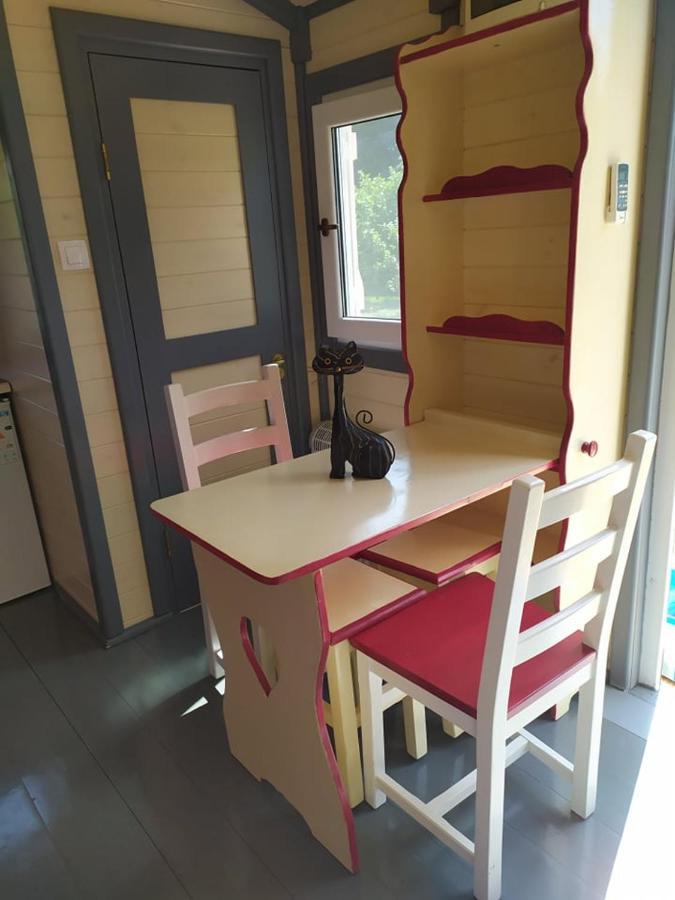 La Roulotte De Francine Guest House Chazeuil Екстериор снимка