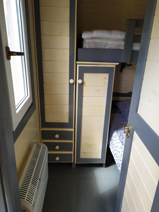 La Roulotte De Francine Guest House Chazeuil Екстериор снимка