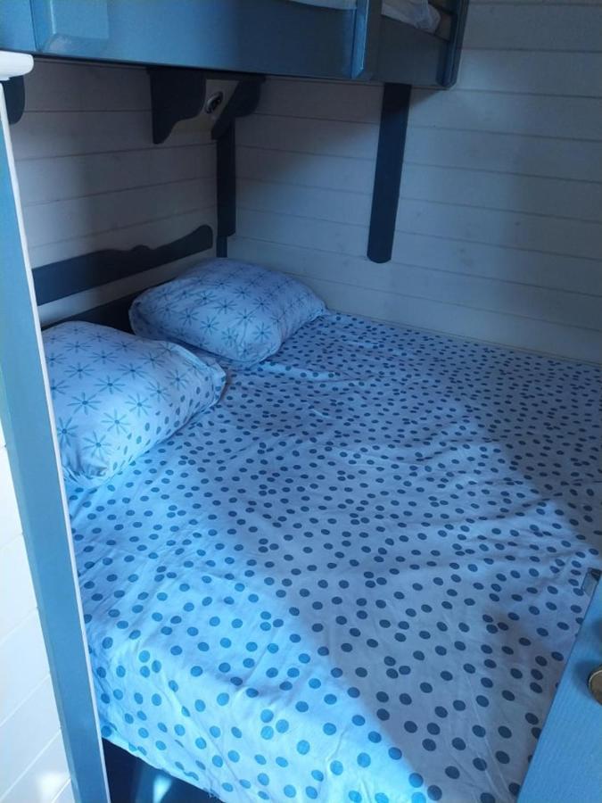La Roulotte De Francine Guest House Chazeuil Екстериор снимка