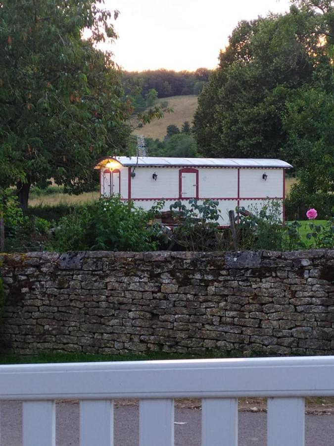 La Roulotte De Francine Guest House Chazeuil Екстериор снимка